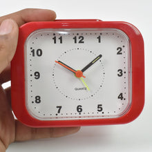 Compact Analog Alarm Clock – Easy, Reliable, and Elegant